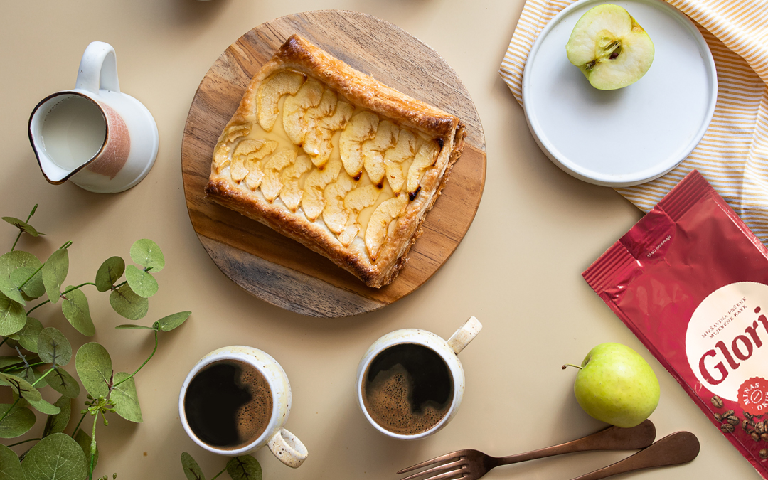 Hrskavi kolač s jabukama
